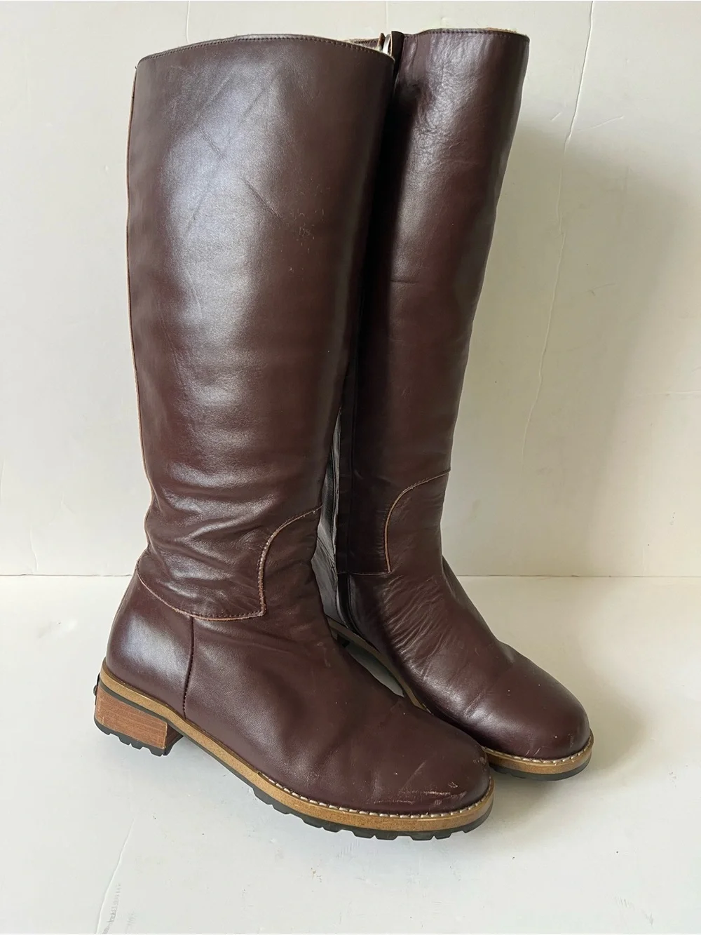 Ugg Classic Tall Brown Leather sheepskin lined shearling winter Boots size 6